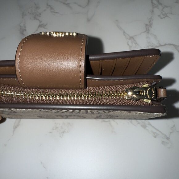 Coach Medium Corner Zip Wallet In Signature Canvas W/ Shell Print In Sand CBO36 - Picture 7 of 8